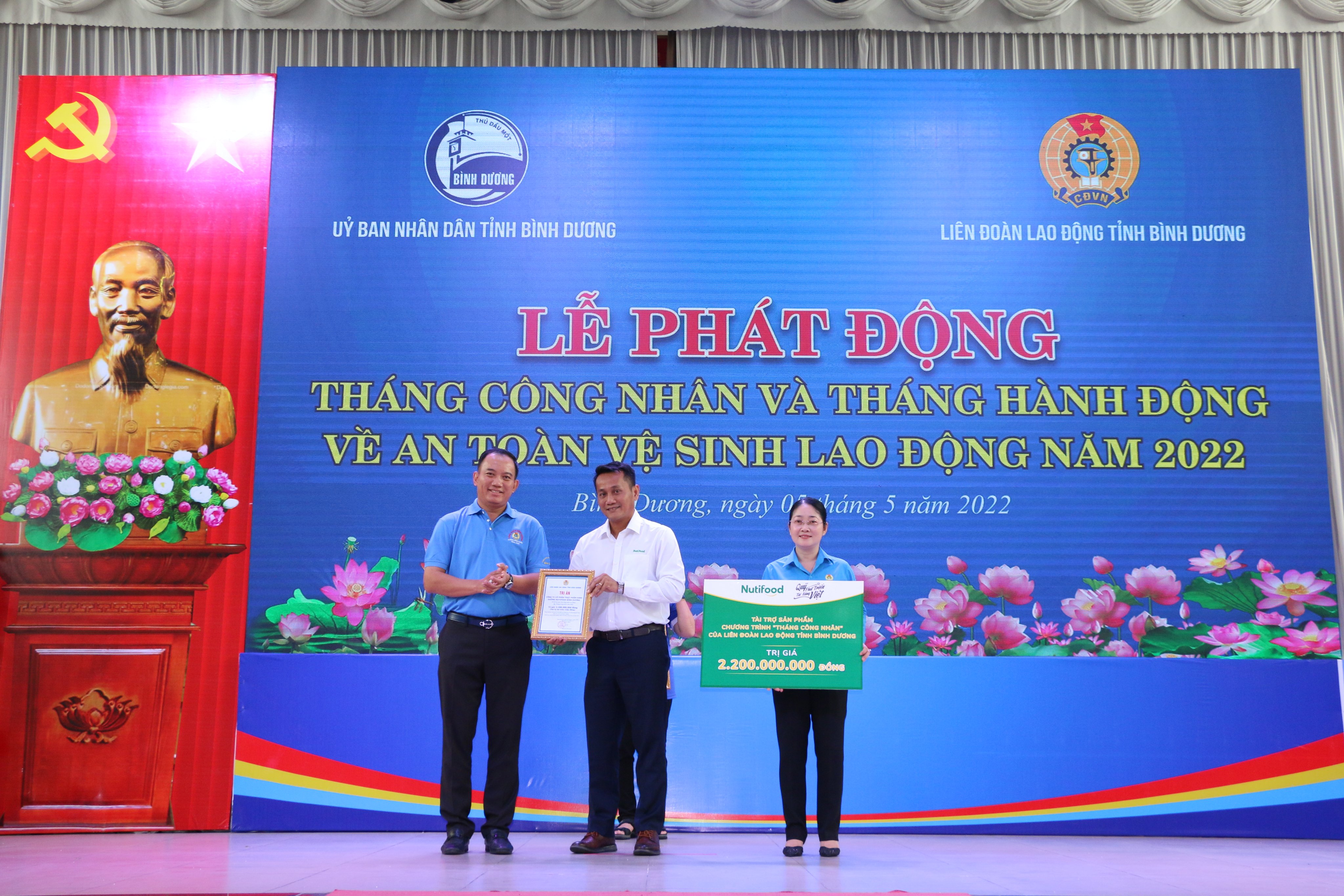 Nutifood phối hợp Qũy phát triển tài năng Việt của Ông Bầu trao hàng ngàn quà tặng trị giá 2,2 tỷ đồng cho công nhân Bình Dương
